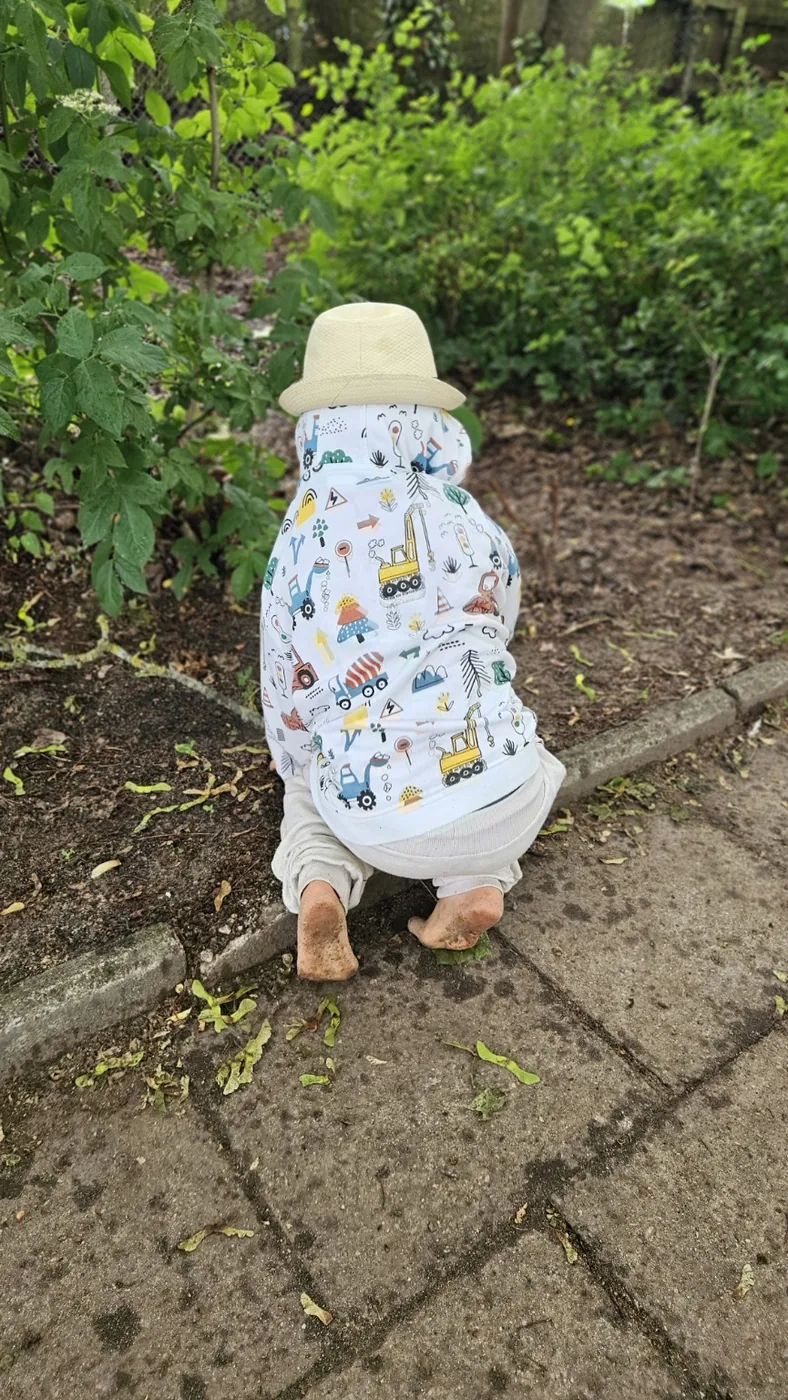 Kind entdeckt die Natur barfuß