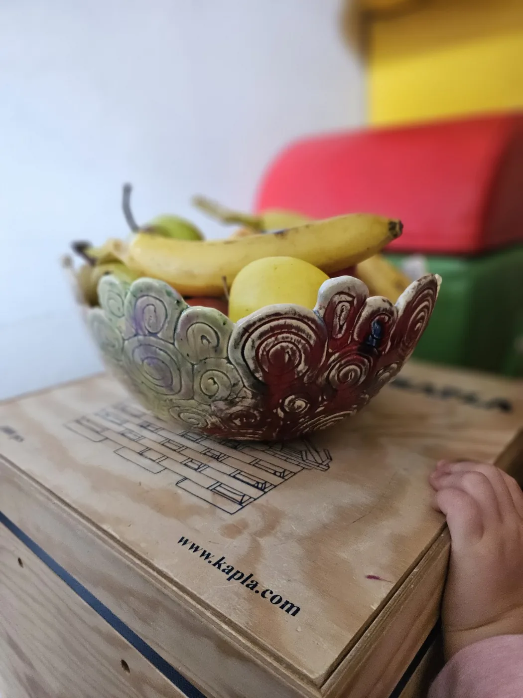Selbstgemachte Keramikschale mit Obst