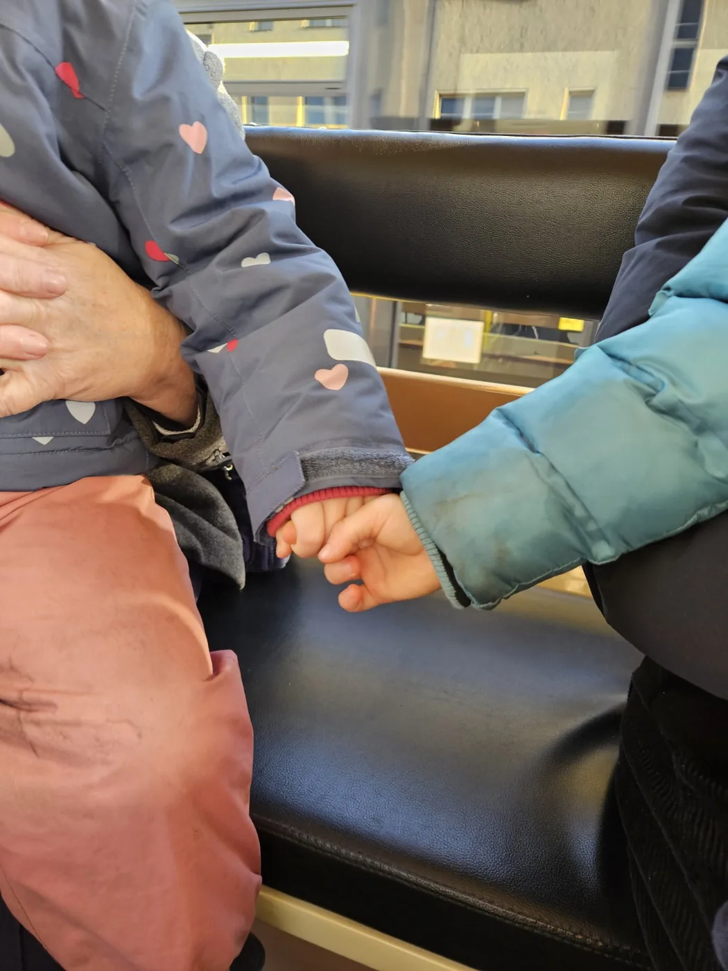 Kinder und Erwachsene halten sich an den Händen